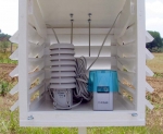 Vue de l'intérieur de notre abri météo artisanal: une sonde Lacrosse WS3600 et une sonde Vion-Altitude.<br>Notez les tiges filetées qui servent à fixer le pluviomètre: il faudrait vraiment que je songe à les raccourcir !