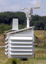 Vue de profil de notre abri météo artisanal.<br>L'anémomètre-girouette est fixé à un tourillon de hêtre, lui-même fixé sur le toit de l'abri.