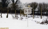 Bonneuil Matours, hiver 2012.<br>Notre abri météorologique tout neuf en prend pour son grade !<br>La neige étant un isolant, il est important de l'ôter de l'abri pour ne pas fausser les mesures.<br>Quant au pluviomètre, comme il n'est pas chauffé, la neige en déborde !