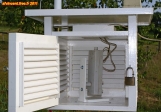 Abri météo à doubles persiennes et double toit.<br>La sonde de la WS3600 est fixée sur un support en bois, posé sur le plancher