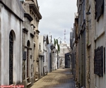 Buenos Aires, Argentine.<br>Une allée du cimetière de la Recoleta.<br>C'est vraiment étonnant, on dirait la rue d'une ville, mais ce sont des caveaux, et non des maisons !