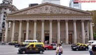 Buenos Aires, Argentine.<br>La <i>Catedral Metropolitana</i>, principale église catholique de la ville.<br>Elle ressemble plus à un temple grec qu'à une église catholique !