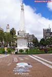 Buenos Aires, Argentine.<br>Colonne de la Place de Mai, commémorant l'indépendance du pays.<br>Le graffiti du premier plan fait vraiment tâche dans le décor...