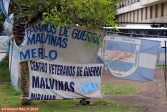 Buenos Aires, Argentine.<br>Banderoles du <i>Centro veteranos de guerra Malvinas</i>, Centre des vétérans de la guerre des Malouines, contre le Royaume-Uni (1982).