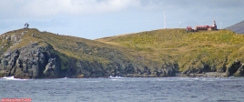 Pointe sud du Cap Horn, à 56 degrés de latitude sud.<br>A gauche, le mémorial en lhonneur des marins qui moururent en tentant de passer le Cap. C'est une sculpture représentant la silhouette dun albatros.<br>A droite, le phare et la résidence de son gardien.