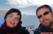 Sophie et François au Cap Horn !<br><font size=-1>Un flash a été utilisé pour <i>déboucher</i> les visages. Mais le cliché brut restait extrêmement contrasté.<br>Le recours à l'outil de réglage des tons foncés et clairs de Photoshop a permis de rattraper tout cela. Mais au prix d'un rendu un peu artificiel...</font>
