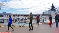 Le <i>Celebrity Infinity</i> entame son tour de l'île Horn.<br>Tous les passagers se pressent à bâbord. Au premier plan, certains ont des cafés bien chauds: c'est qu'il fait froid, 6C !<br><font size=-1>En ce nous concerne, nous regagnons notre cabine car elle possède un balcon sur bâbord. On y sera plus tranquille...</font>