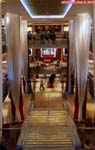 <i>Celebrity Infinity</i>.<br>L'atrium, avec son escalier de marbre rétro-éclairé.