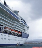 <i>Celebrity Infinity</i> dans le port de Punta Arenas (Chili).<br>Photographie prise depuis une chaloupe de sauvetage.
