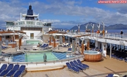<i>Celebrity Infinity</i>.<br>Vue de la <i>Breeze Pool</i>, piscine de la brise.<br>Alors que tous les passagers sont en train d'admirer les Fjords chiliens, quelques réfractaires préfèrent parfaire leur bronzage...