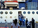 <i>Celebrity Infinity</i>.<br>Débarquement dans le port de Valparaiso (Chili).<br>C'est la fin de la croisière, et les visages ne sont pas très réjouis...