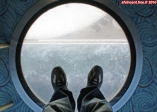 <i>Celebrity Infinity</i>.<br>Le restaurant <i>Oceanview Cafe and Grill</i> dispose de hublots horizontaux, surplombant la mer. Plus dure sera la chute...<br>Bon, c'est du <i>Made in Saint Nazaire</i>, on a confiance !