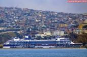 <i>Celebrity Infinity</i> dans le port de Valparaiso (Chili), vu depuis une plage de Vina del Mar.
