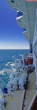 <i>Celebrity Infinity</i>.<br>Montage panoramique vertical, depuis le balcon de notre cabine. On aperçoit très nettement les hublots horizontaux du restaurant <i>Oceanview Cafe and Grill</i>.<br>Juste en dessous, on distingue les ascenseurs panoramiques.