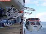 <i>Celebrity Infinity</i>.<br>Manoeuvre d'une chaloupe de sauvetage.<br>C'est un travail très délicat, mais très bien maîtrisé par l'équipage.