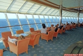 <i>Celebrity Infinity</i>.<br>Le salon <i>Constellation</i> est propice à la détente durant la journée.<br>La nuit, il se change en discothèque.
