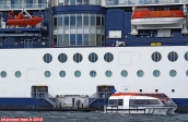 <i>Celebrity Infinity</i> dans le port de Punta Arenas (Chili).<br>Le navire est ancré et non amarré. Les passagers sont débarqués par chaloupe.