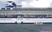 <i>Celebrity Infinity</i> dans le port de Punta Arenas (Chili).<br>Le navire est ancré et non amarré. Les passagers sont débarqués par chaloupe.