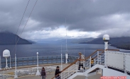 Canal Ninualac, fjords chiliens.<br>Le <i>Celebrity Infinity</i> se fraye un chemin dans un chenal de seulement 1500 mètres de large.