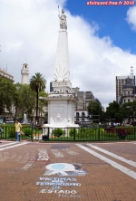 Buenos Aires. La place de mai.<br>Le 25 mai 1810 est le jour de l'indépendance de l'Argentine. En 2010, on devrait en fêter le bicentenaire, mais la crise économique risque de ternir la fête.<br><font size=-1>Au premier plan, un graffiti rappelant la période de la dictature militaire, de 1976 à 1983.</font>