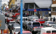 Ville d'Ushuaia, Terre de Feu, Patagonie argentine.<br>L'Avenida San Martin, rue principale de la ville.<br>On a vu des véhicules passer 4 fois, à la recherche d'une place de stationnement...