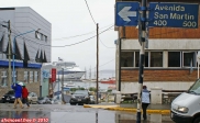 Ville d'Ushuaia, Terre de Feu, Patagonie argentine.<br>L'Avenida San Martin, rue principale de la ville.<br>Au fond, le <i>Celebrity Infinity</i>.