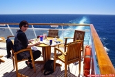 Déjeuner ensoleillé, à la poupe du <i>Celebrity Infinity</i>, au large de la Patagonie.