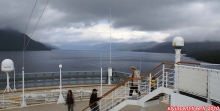 Canal Ninualac, Fjords chiliens.<br>Le <i>Celebrity Infinity</i> se fraye un chemin dans l'étroit canal.