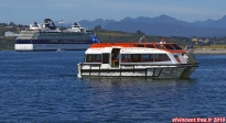 Le <i>Celebrity Infinity</i> dans le port de Puerto Montt, Chili.<br>Au fond, la Cordillère des Andes.<br>Au premier plan, une chaloupe de débarquement.