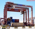 Docks de Montevideo.<br>Pour monter à bord du paquebot, on peut utiliser un <i>Monte-Con</i>.<br>Nous, on préfère la passerelle...
