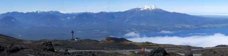 Environs de Puerto Montt, Chili.<br>La Cordillère des Andes, vue depuis le Volcano Osorno.<br>Les roches du premier plan sont de la lave de la dernière éruption (1960).