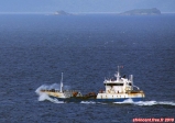 Canal Ninualac, Fjords chiliens.<br>Le navire <i>Patagon IV</i>, immatriculé à Valparaiso.