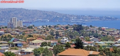 Le port de Valparaiso, au Chili.<br>Au fond, deux paquebots de croisière: le <i>Norwegian Sun</i> et le <i>Celebrity Infinity</i>.
