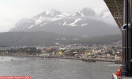 Ville d'Ushuaia, Terre de Feu, Patagonie argentine.<br>Au réveil, on sort sur le balcon de la cabine, et voilà ce que l'on découvre.<br>Le plafond est très bas, mais on distingue quand même la fin de la Cordillère des Andes.<br>Vite, une douche et un petit déjeuner: <i>Fin del Mundo</i>, nous voilà !