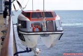 <i>Celebrity Infinity</i>.<br>Manoeuvre d'une chaloupe de sauvetage.<br>C'est un travail très délicat, mais très bien maîtrisé par l'équipage.