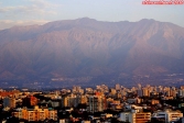 Coucher de soleil sur Santiago du Chili et la Cordillère des Andes.