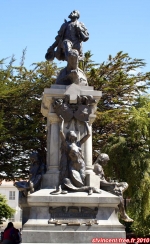 Punta Arenas, Détroit de Magellan, Chili.<br>Statue de l'Amiral Fernand de Magellan.<br>La tradition veut que, les marins qui franchissent le Détroit pour la première fois, embrassent le pied du Patagonien situé à droite. La légende veut aussi que, quiconque embrasse ce pied, revient un jour à Punta Arenas...