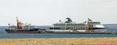 Puerto Madryn, Patagonie Argentine.<br>Sur le quai Almirante Storni, le paquebot de croisières <i>Celebrity Infinity</i>.