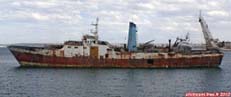 Puerto Madryn, Patagonie Argentine.<br>Epaves de chalutiers abandonnés. Le port en est constellé.