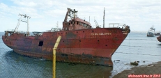 Puerto Madryn, Patagonie Argentine.<br>Epaves de chalutiers abandonnés. Le port en est constellé.
