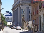 Ville de Montevideo, Uruguay.<br>La cheminée du <i>Celebrity Infinity</i> se dresse derrière le bâtiment de la <i>Banco de la ROU</i> (Banque de la République Orientale d'Uruguay).