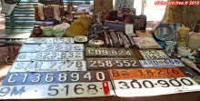 Ville de Montevideo, Uruguay.<br>Marché aux puces, sur Plaza Constitucion.<br>Hum, je vais pouvoir agrandir ma collection de plaques de voitures !
