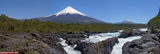 Les rapides de Petrohué, Andes chiliennes.<br>A l'arrière plan, le volcan Osorno.<br>