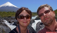 Les rapides de Petrohué, Andes chiliennes.<br>A l'arrière plan, le volcan Osorno.<br>Au premier plan, de belles têtes de touristes !