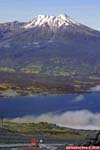 Lac Llanquihue et Volcan Calbuco, vus depuis la station de sports d'hiver du Volcan Osorno, au Chili.