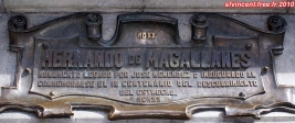Punta Arenas, Détroit de Magellan, Chili.<br>Plaque ornant la statue de l'Amiral Fernand de Magellan.<br>La découverte du Détroit date de 1520, la statue a été érigée en 1920.