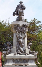 Punta Arenas, Détroit de Magellan, Chili.<br>Statue de l'Amiral Fernand de Magellan.<br>La tradition veut que, les marins qui franchissent le Détroit pour la première fois, embrassent le pied du Patagonien situé à droite. La légende veut aussi que, quiconque embrasse ce pied, revient un jour à Punta Arenas...