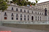 Santiago du Chili.<br>Centre culturel du Palais de la Moneda (Palais présidentiel).<br>A droite, la statue du Président Arturo Alessandri.<br><font size=-1>On remarque la présence d'unités de climatisation à chaque balcon: pas d'air conditionné centralisé dans le Palais présidentiel ?</font>