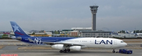 Santiago du Chili, aéroport Arturo Merino Benitez.<br>Un Airbus A340-313X de la compagnie chilienne LAN.<br><font size=-1>Fondée en 1929, la compagnie a fêté son 80ème anniversaire (<i>80 anos</i>) en 2009.</font>