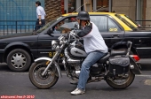 Santiago du Chili.<br>Motard chilien sur une United Motors Renegade.